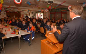 Bürgermeister Rainer Voß (re.) bedankte sich in seiner Rede für die Pioniere der Jugendfeuerwehr und wünschte den Jungen und Mädchen alles Gute zum 40-jährigen Jubiläum